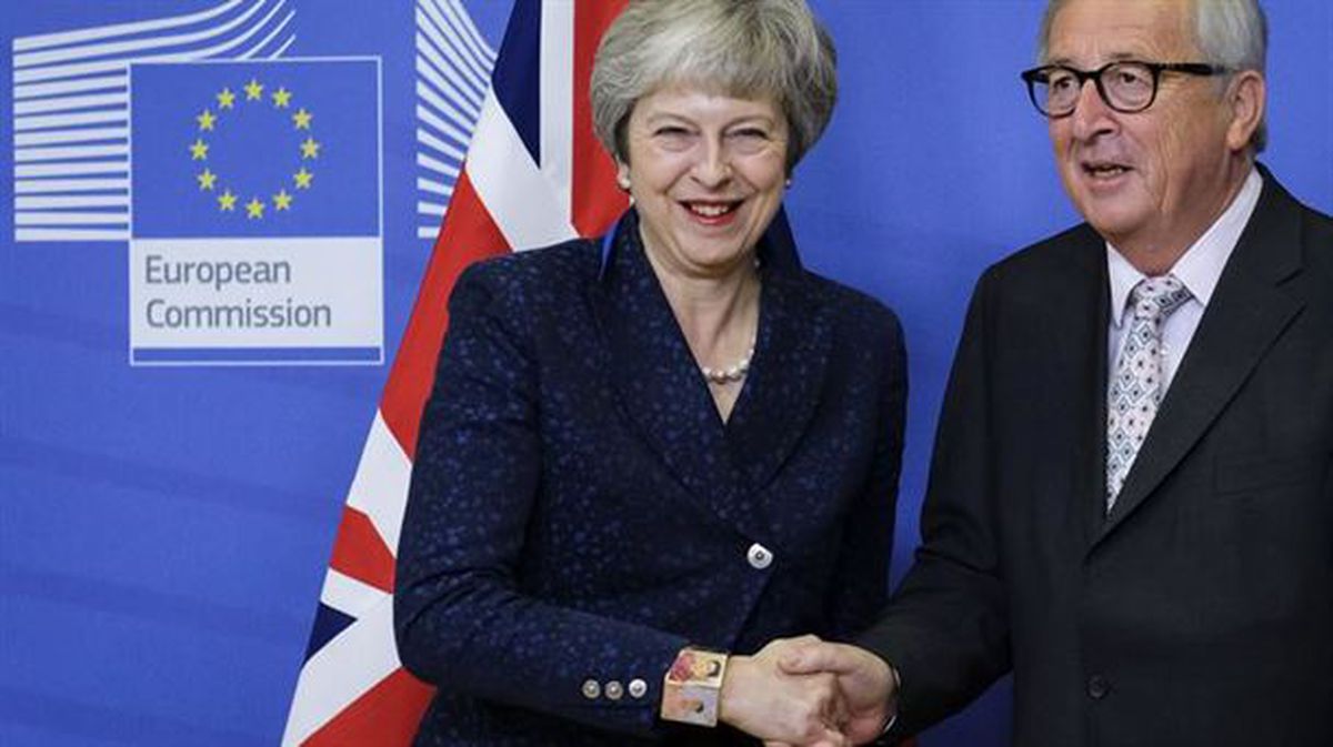 La primera ministra británica, Theresa May, y el presidente de la CE, Jean Claude Juncker. EFE