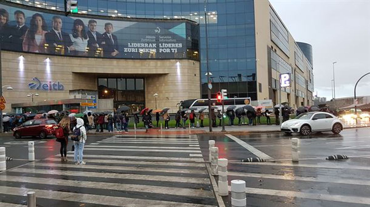 Usuarios de Bizkaibus hacen cola frente a la sede de EiTB en Bilbao