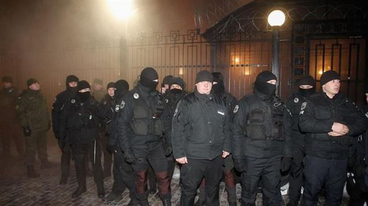 Policías ucranianos protegen el edificio de la embajada rusa. Foto: EFE