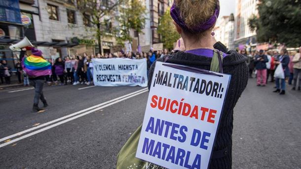 Una mujer porta un cartel contra la violencia machista. 