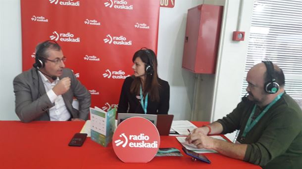 Markel Olano, Miriam Duque e Iñigo Lejarza en el set de Radio Euskadi de FICOBA