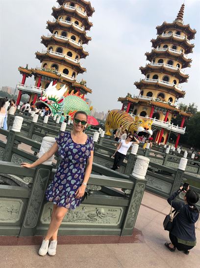 Erika Barreras en las pagodas del Dragón y el Tigre de Kaohsiung 