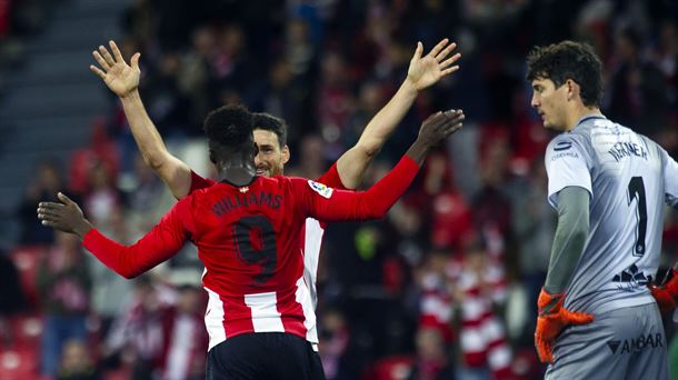 Williams y Aduriz celebrando un gol frente al Huesca