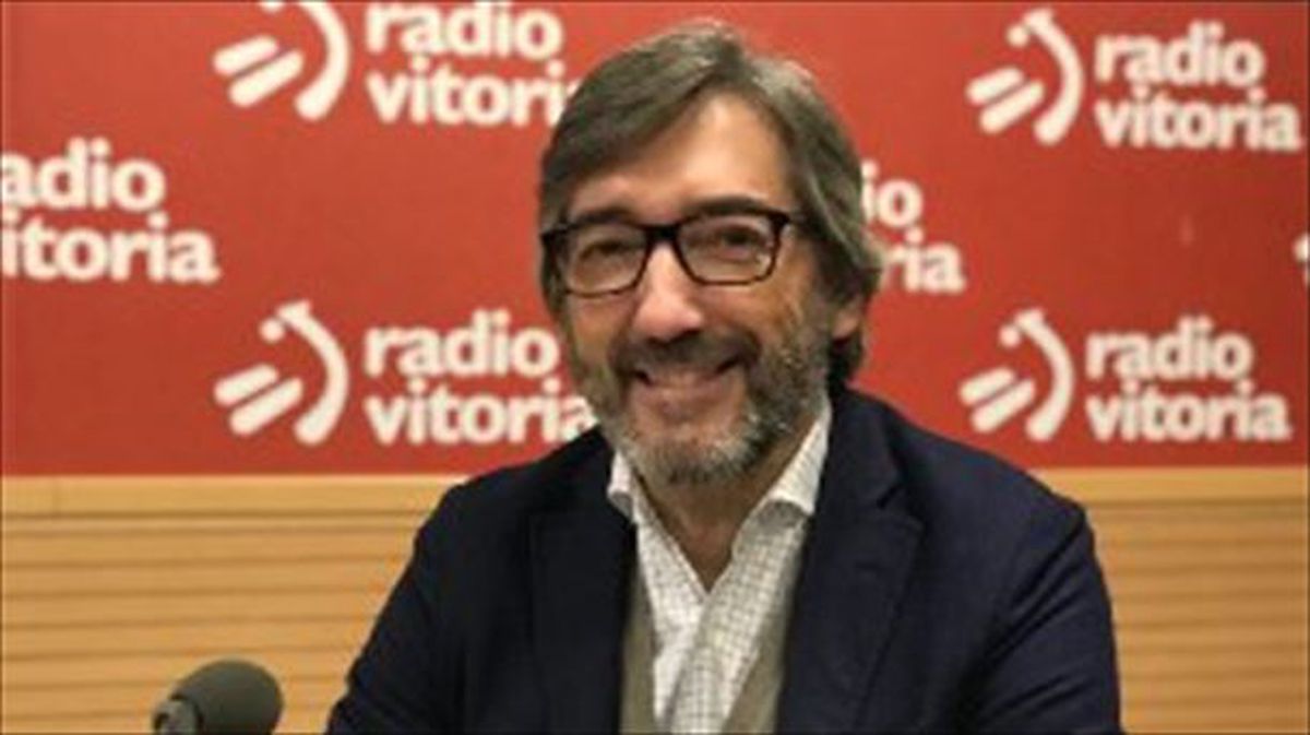 Iñaki Oyarzabal en los estudios de Radio Vitoria.