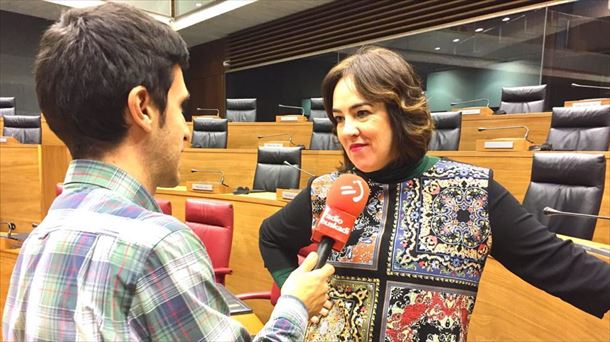 Ander Arzak y Ainhoa Aznárez en el Parlamento foral