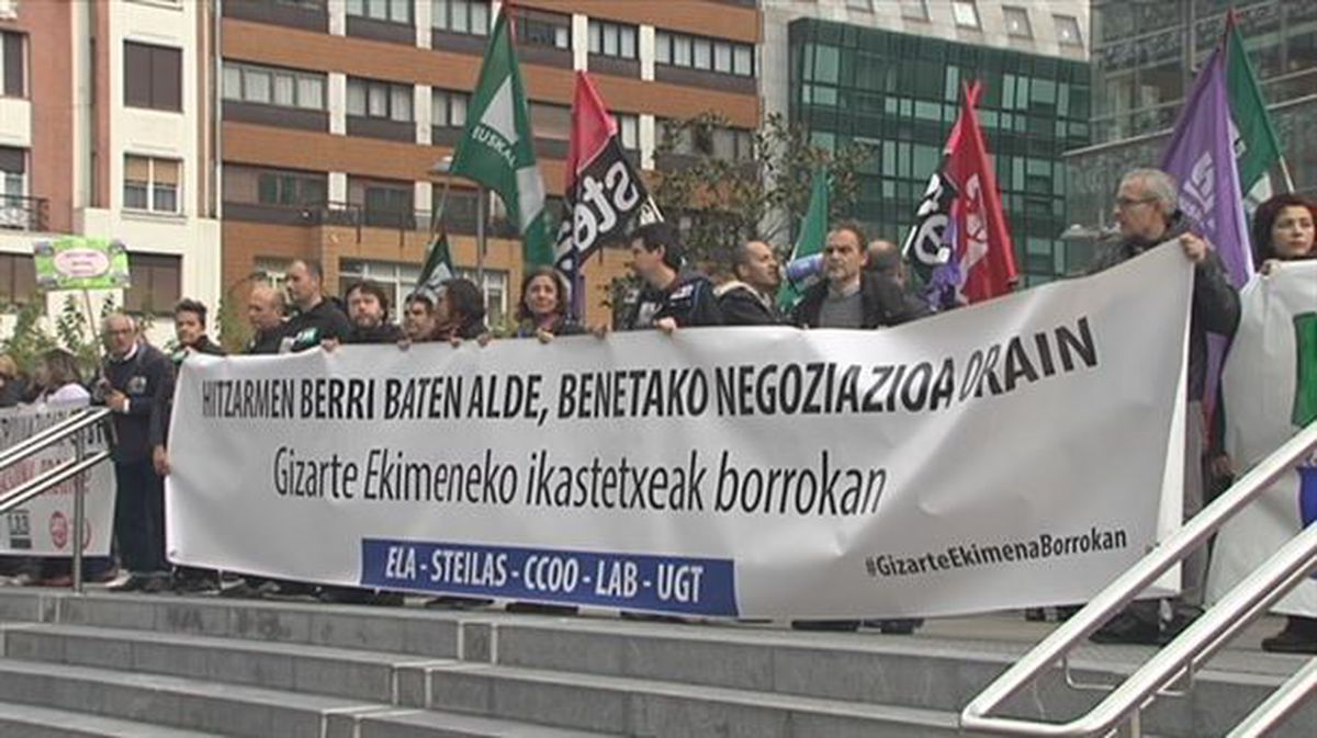 Concentración de los trabajadores de la red concertada en Bilbao. 