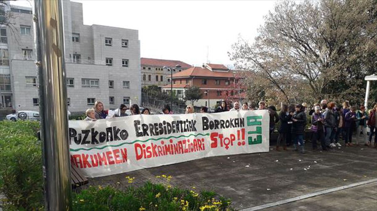 Concentración de las trabajadoras de la residencias de Gipuzkoa