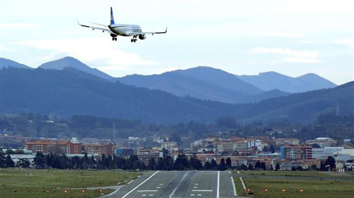 Un avión aterriza en el Aeropuerto de Bilbao