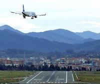 Los aeropuertos de la CAV superan los datos de tráfico de pasajeros respecto a febrero de 2019