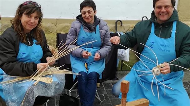 Daniel Lizarralde de Zurjole junto a Mari Mar Rodríguez y Amaia Larrea