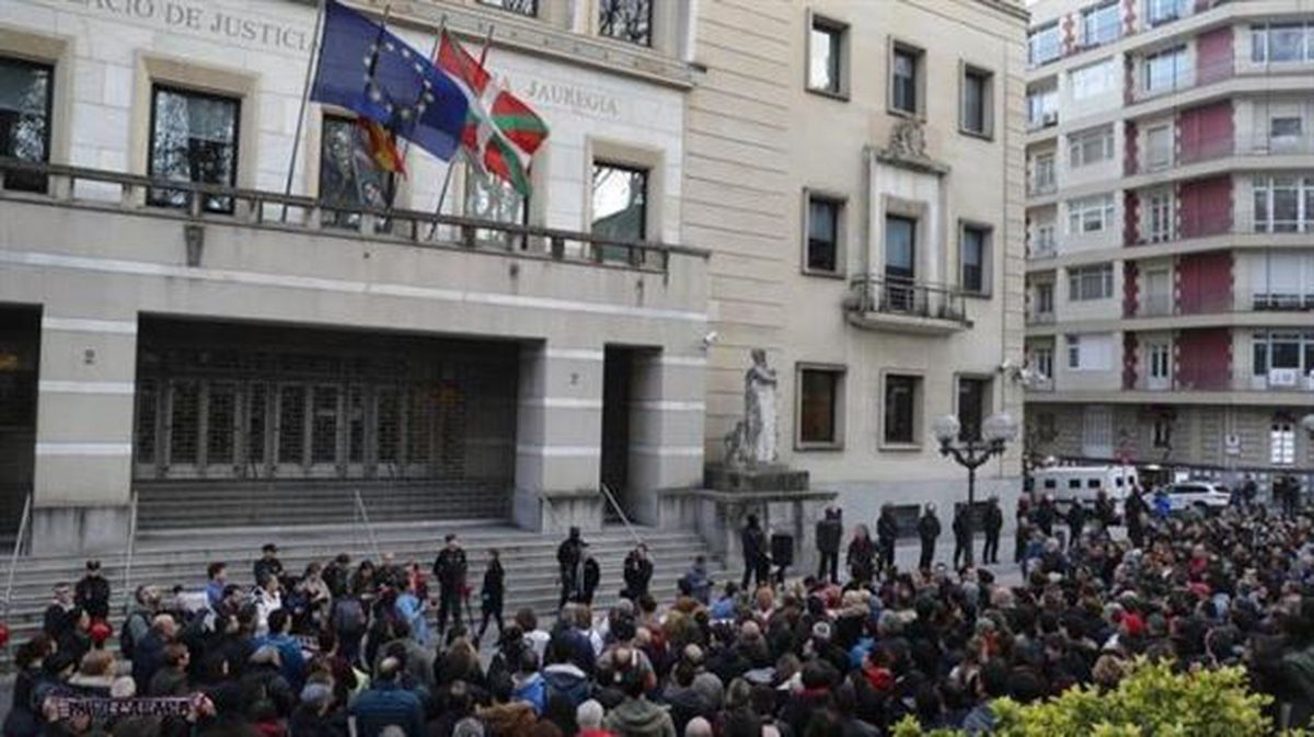 Concentración frente al Palacio de Justicia de Bilbao. Foto: EFE
