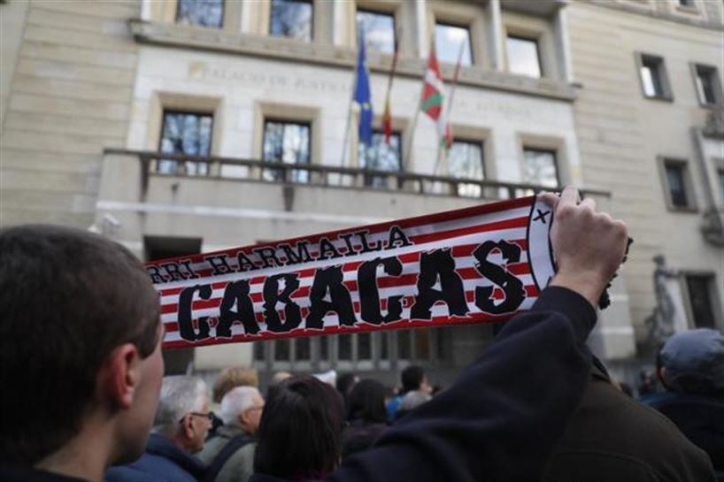 Un momento de la concentración ante el palacio de Justicia de Bilbao. Foto: EFE
