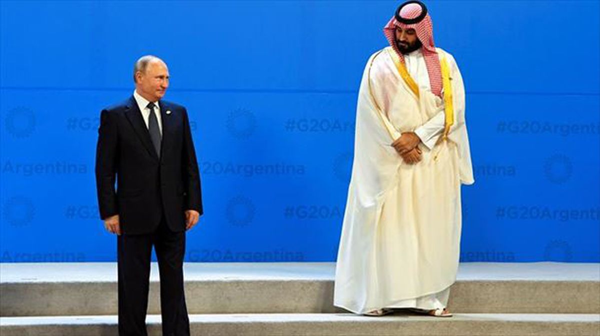 Vladimir Putin eta Mohamed bin Salman Saudi Arabiako printzea. 