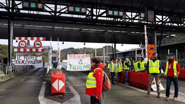 Protesta en la frontera de Biriatou, ayer. Foto: ETB