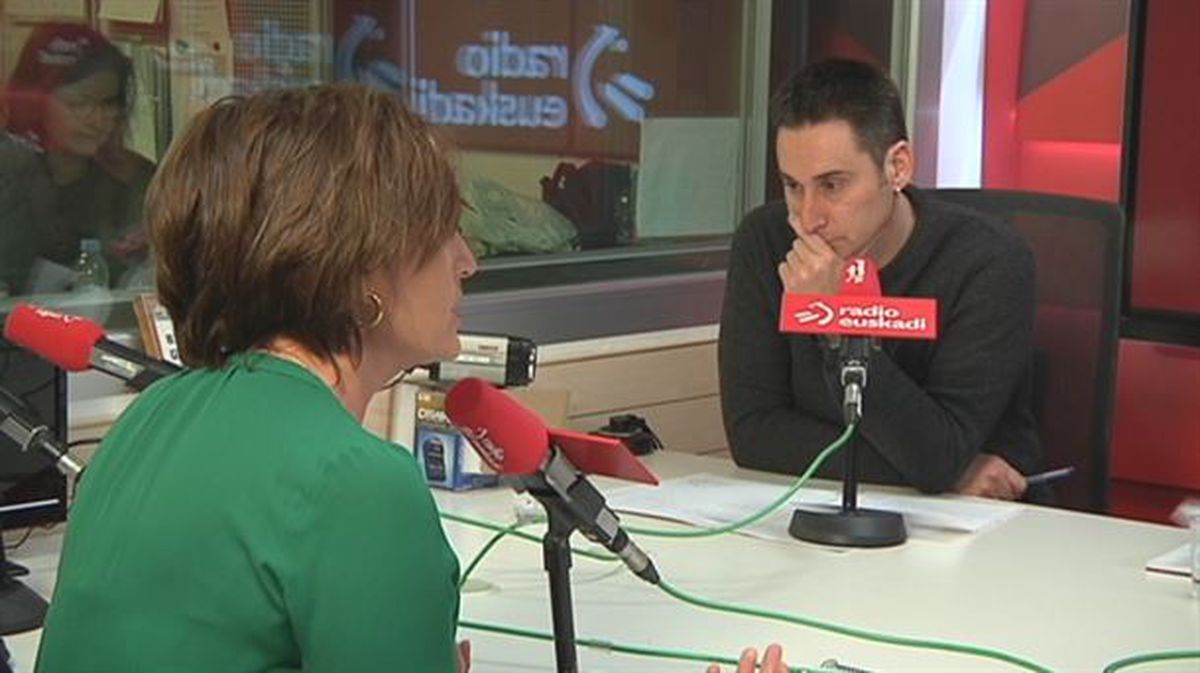 Iker Casanova Radio Euskadin, gaur. ETBk grabatutako irudia.