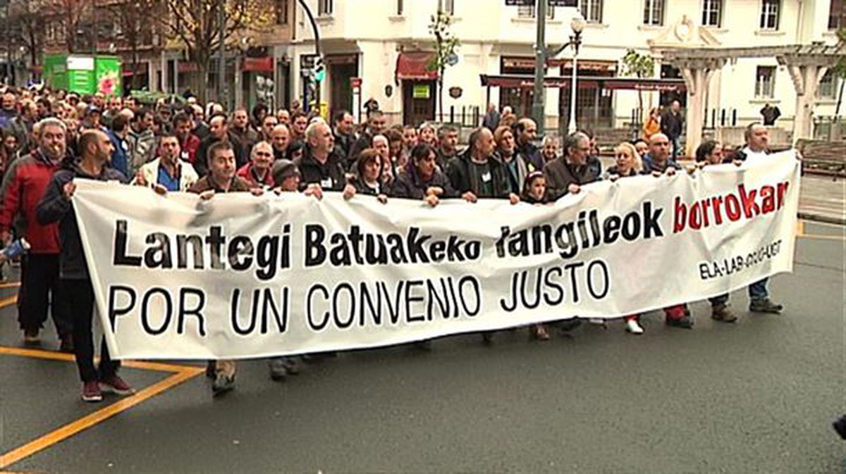 Cabecera de la marcha que ha recorrido el centro de Bilbao. Foto: EiTB