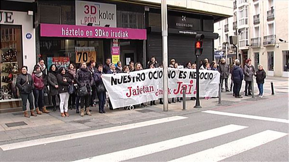 Una treintena de personas se han concentrado contra la apertura de tiendas en festivos. Foto: EiTB