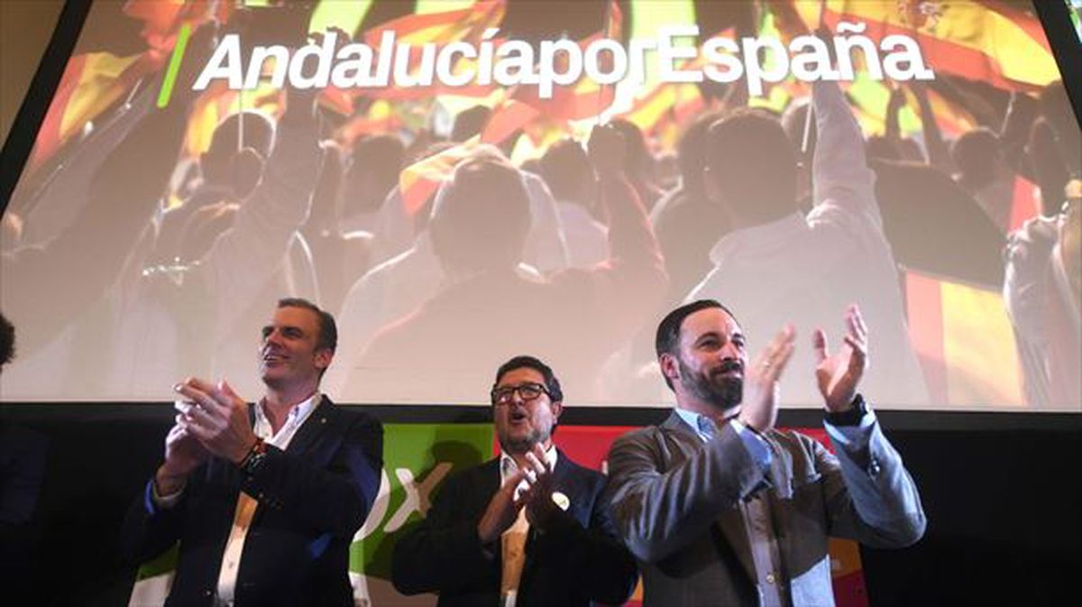 El candidato Francisco Serrano y el presidente Santiago Abascal celebran los resultados de Vox.