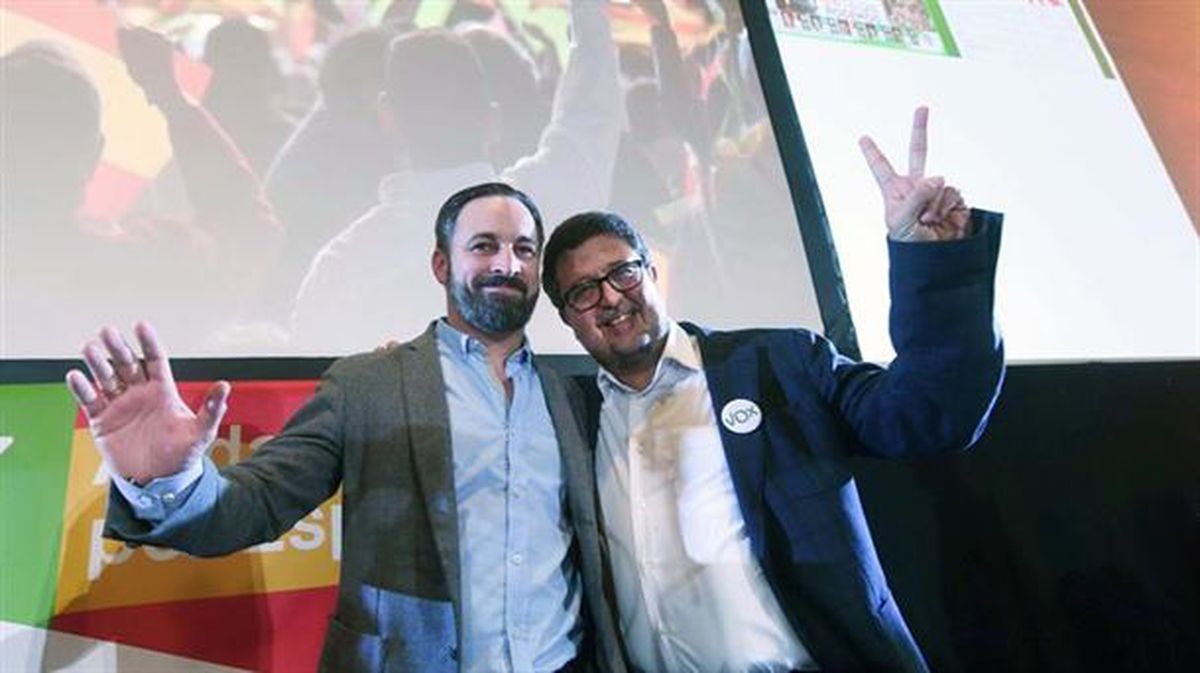 Santiago Abascal y Fernando Serrano (Vox) en la noche electoral de Andalucía