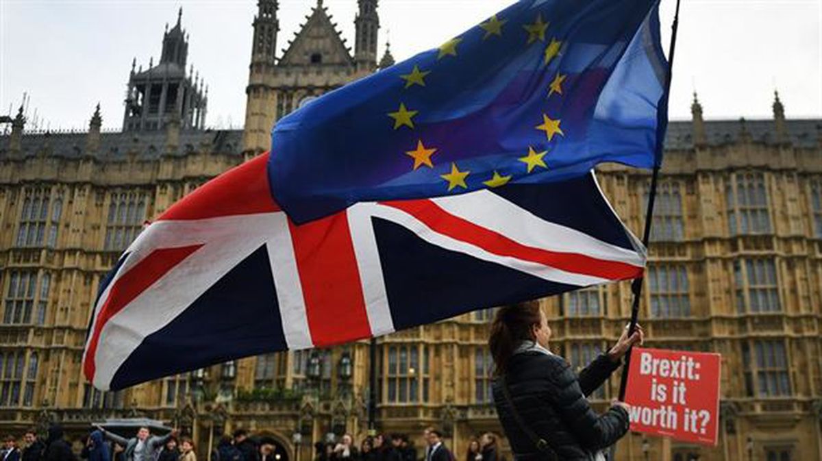 Activista proeuropea ondea la bandera de Reino Unido y de la UE delante del Parlamento de Londres