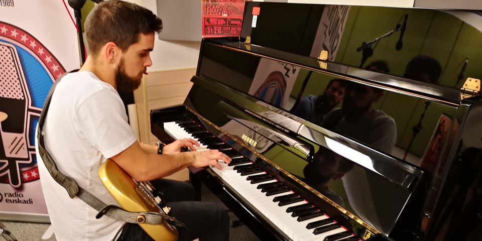 Dani Del Valle desdoblándose en el piano