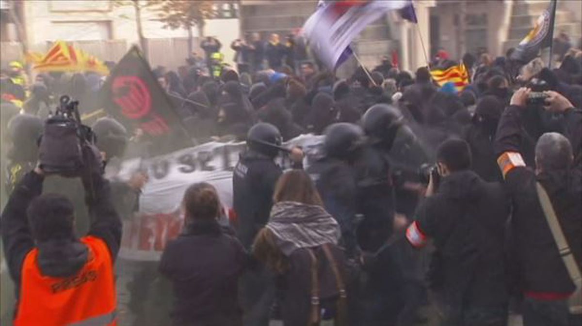 Incidentes en Girona entre mossos y antifascistas a raíz de un acto de Vox. Imagen: Forta