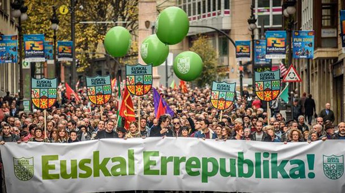 Miles de personas en Bilbao con carteles y pancartas a favor de la república