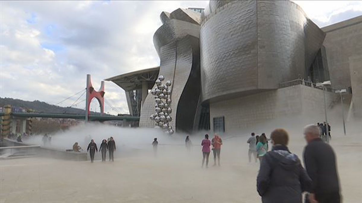 Turistas en los alrededores del Guggenheim. FOto: EiTB