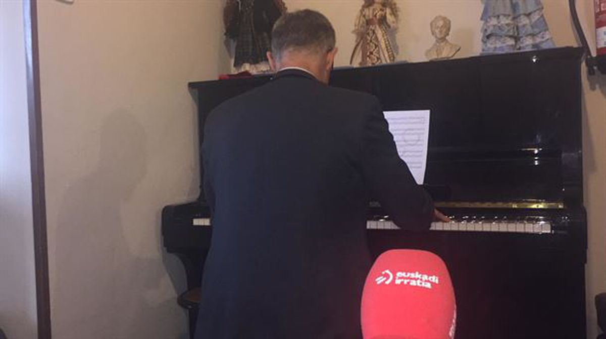 Pianista bat San Rafael fundazioan pazienteei musika eskaintzen