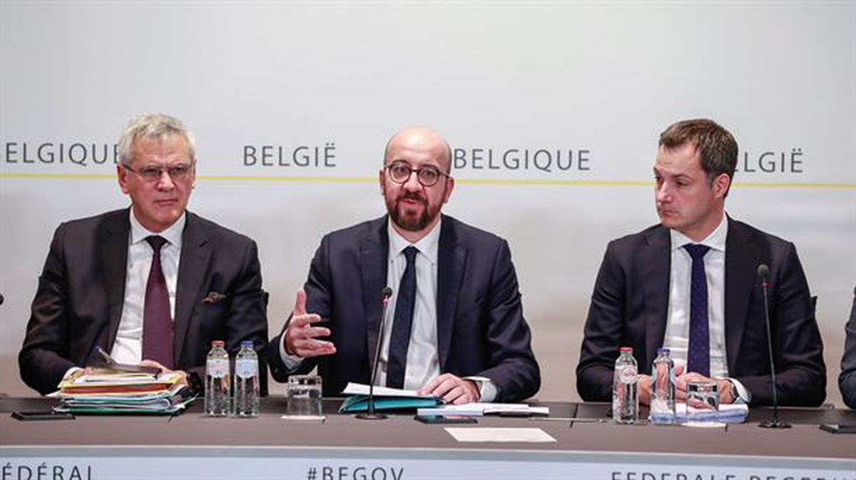 Charles Michel en el centro, con sus dos ministros nuevos. Foto: EFE