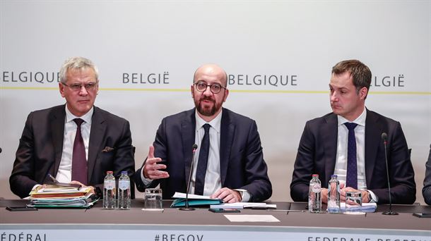 Charles Michel erdian, bere bi ministro berriekin. Argazkia: EFE