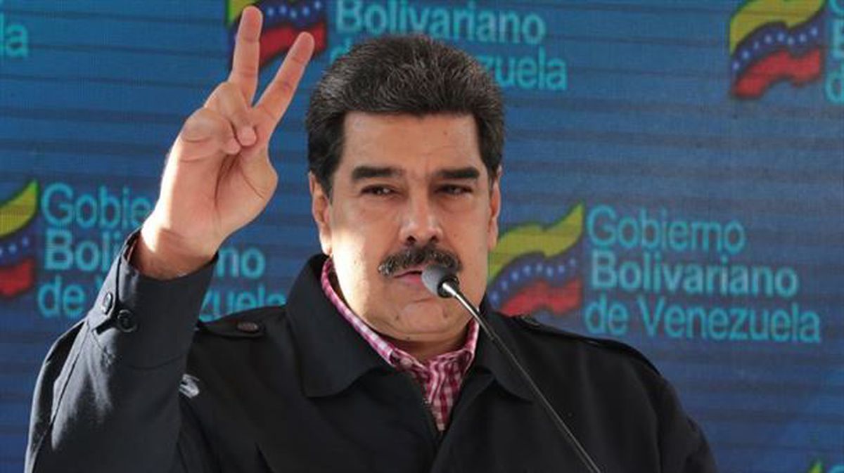 Nicolas Maduro garaipenaren ikurra egiten