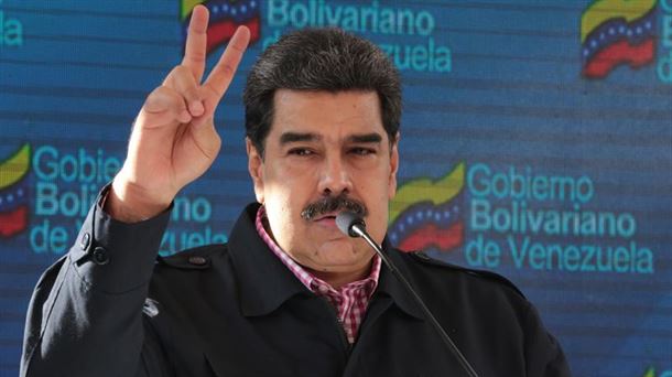 El presidente Nicolás Maduro haciendo el gesto de la victoria 