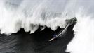 El surfista Andrew Cotton desciende una ola durante la XIII edición del Punta Galea Challenge, campeonato de surf de ola grande que se ha disputado hoy en Getxo title=