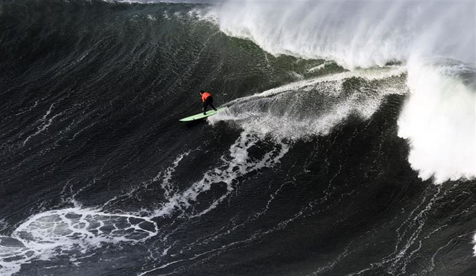 El surfista Guillermo Barandiarán desciende una ola durante la XIII edición del Punta Galea Challenge, campeonato de surf de ola grande que se ha disputado hoy en Getxo 