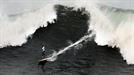 El surfista Kosme Fernández desciende una ola durante la XIII edición del Punta Galea Challenge, campeonato de surf de ola grande que se ha disputado hoy en Getxo title=