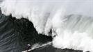 El surfista Pierre Rollet desciende una ola durante la XIII edición del Punta Galea Challenge, campeonato de surf de ola grande que se ha disputado hoy en Getxo title=
