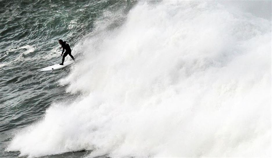 El surfista Pierre Rollet desciende una ola durante la XIII edición del Punta Galea Challenge, campeonato de surf de ola grande que se ha disputado hoy en Getxo