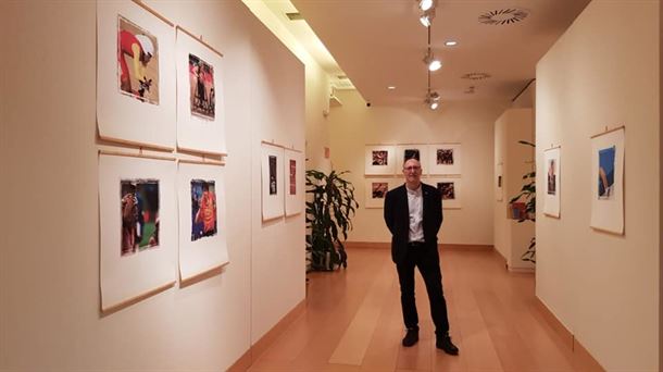 Juan Armentia en uno de los pasillos de la exposición 'Sueños Paralímpicos'