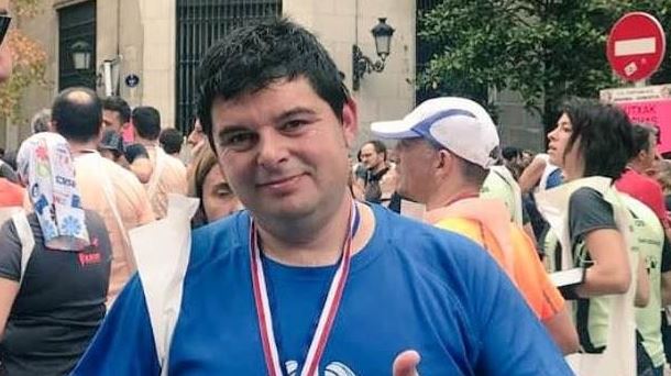 Walfrido García feliz tras correr los 20 km de la carrera Behobia medio pulmón