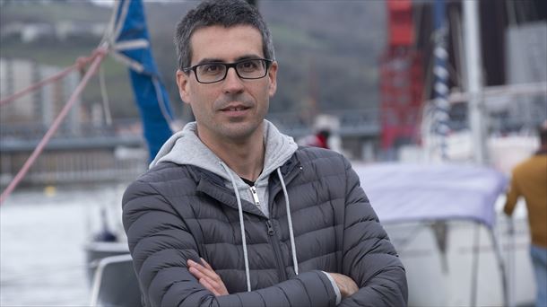 El periodista y escritor Ander Izagirre, presentador de "Errepide Galduak"