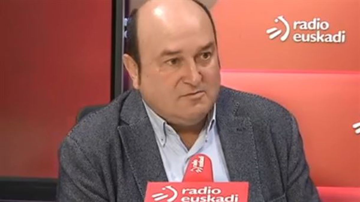 Andoni Ortuza en los estudios de Radio Euskadi