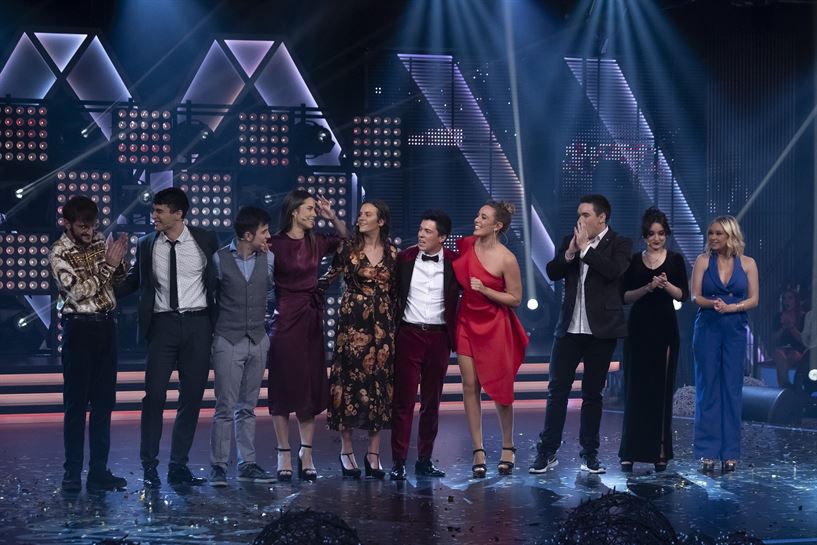 Los actores de 'Go!azen' con Zuriñe Hidalgo