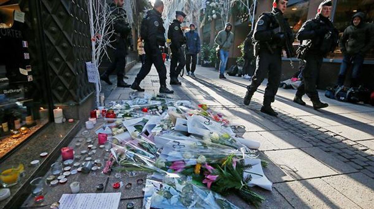 Flores, velas y mensajes en el lugar donde falleció una de las víctimas en el atentado