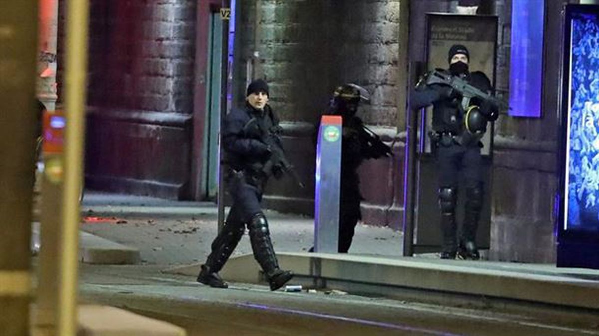 Poliziak, Estrasburgoko erasoaren ustezko egilea hil duten auzoan.
