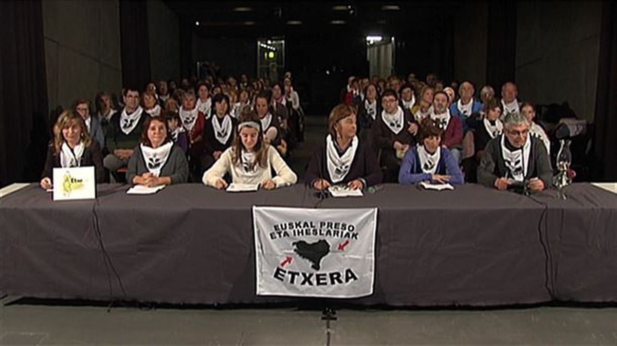 Rueda de prensa de Etxerat, hoy en Bilbao. Foto: EiTB