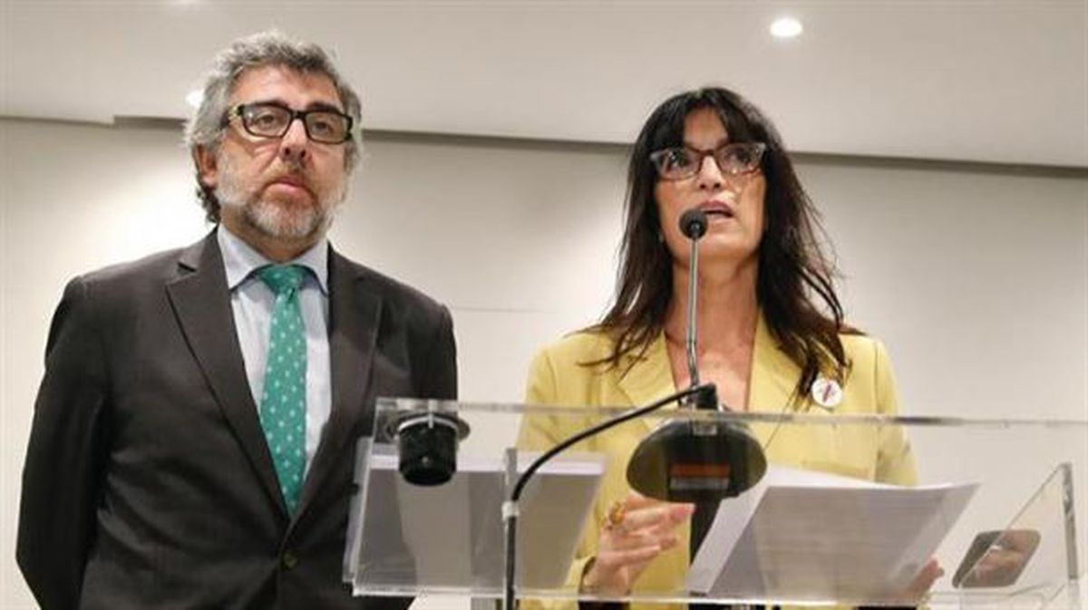 Jordi Pina abokatua eta Pilar Calvo gose-greban dauden presoen bozeramailea. Argazkia: EFE