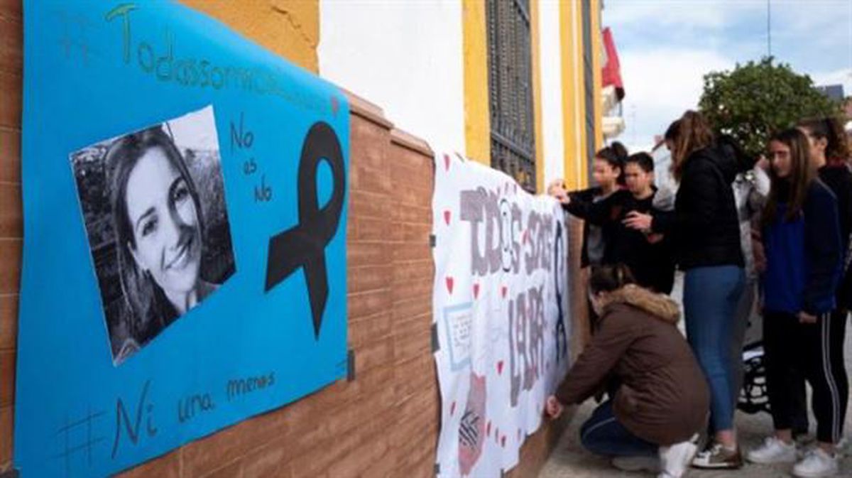 Jóvenes del instituto de Zalamea la Real (Huelva) colocan carteles. Foto: EFE