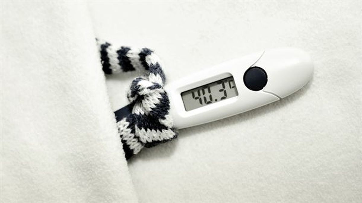 Un termómetro marca la fiebre