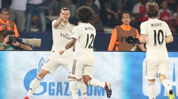 Gareth Bale Kashima Antlers tald ejaponiarraren aurka sartutako goletako bat ospatzen.